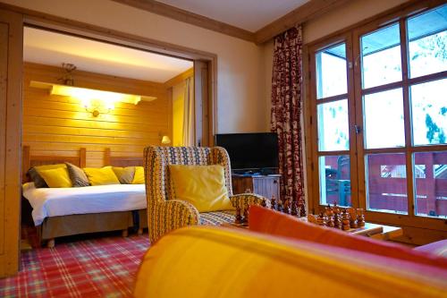 een hotelkamer met een bed en een raam bij ARC 1950 - cozy apartment with mountain view in Arc 1950