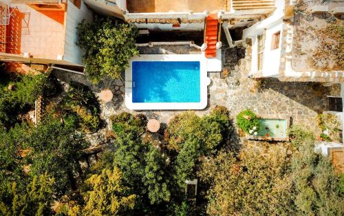 een uitzicht over een zwembad in een tuin bij Casa Jazmin in Órgiva
