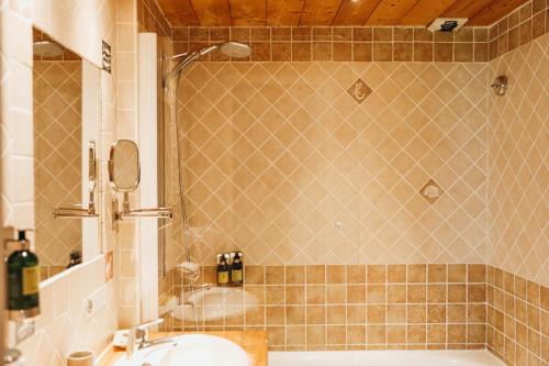 Salle de bains dans l'établissement Les Grands Montets Hotel & Spa