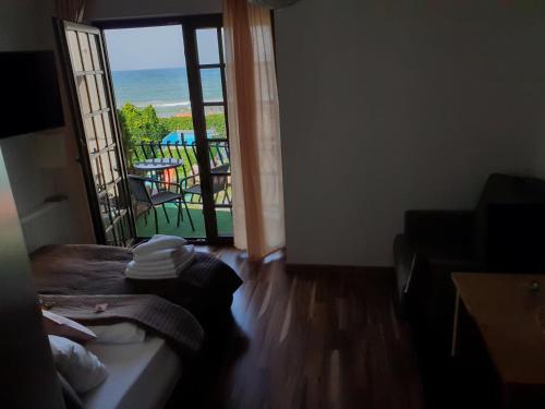 a room with a bed and a view of the ocean at Dom Przy Plaży in Sarbinowo
