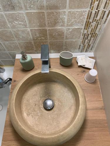 un lavabo avec un couteau sur le dessus dans l'établissement Appartement avec terrasse vue mer 50 mètres de la plage, à Courseulles-sur-Mer