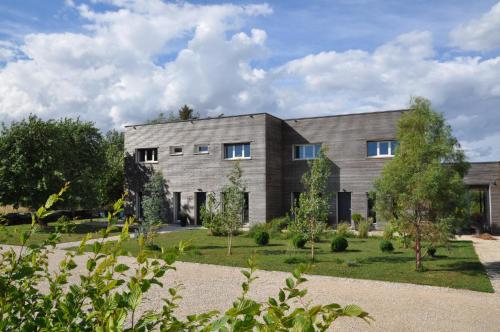 una casa con un jardín delante de ella en L'Atelier, en Sainte-Marie-du-Lac-Nuisement 