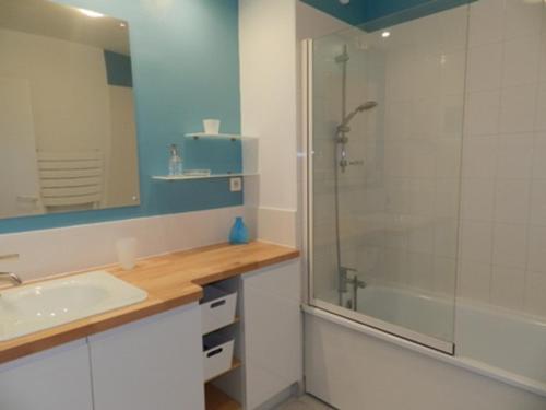 une salle de bain avec un lavabo et une douche en verre dans l'établissement Appartement 2 Pièces à La Rochelle avec Balcon, Proche Plage des Minimes et Port, Parking Inclus - FR-1-551-7, à La Rochelle