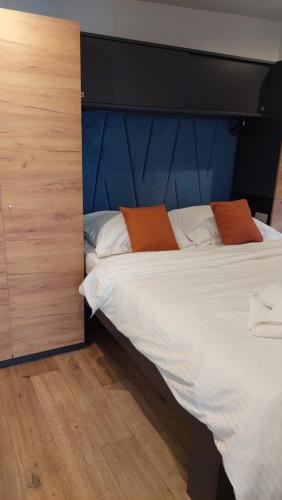 a bedroom with a large bed with a blue headboard at Lavanda Mobile Homes & Villas in Orebić