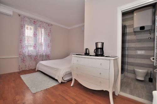 Posteľ alebo postele v izbe v ubytovaní bedroom with bathroom shower