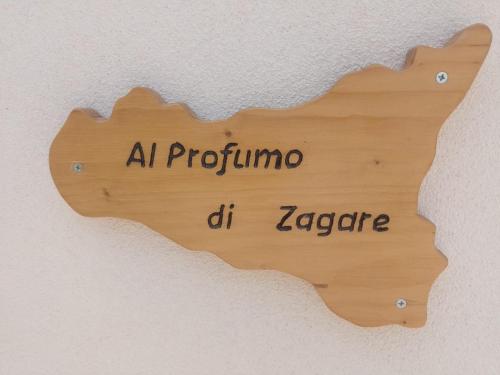 Un certificado, premio, letrero u otro documento en Al Profumo di Zagare