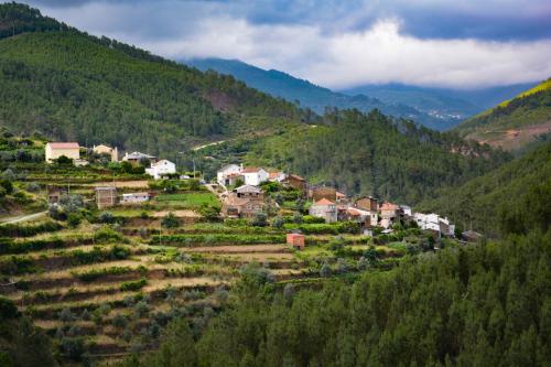 a small village on a hill in the mountains at Casa do Azereiro in Casal do Rei