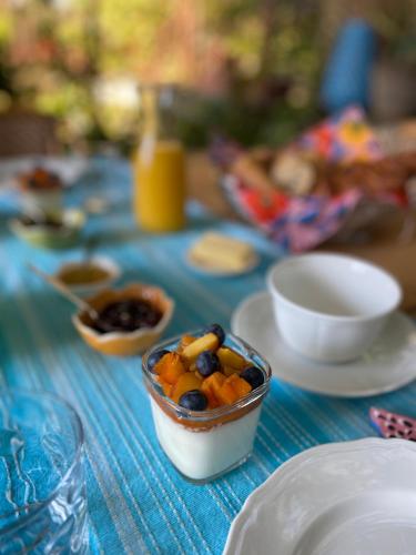 ein blauer Tisch mit einer Obstschale darauf in der Unterkunft Le Relais d'Affiac in Peyriac-Minervois