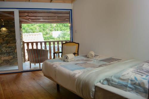 Giường trong phòng chung tại Casa do Azereiro
