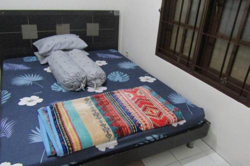 Tempat tidur dalam kamar di VILLA HZ