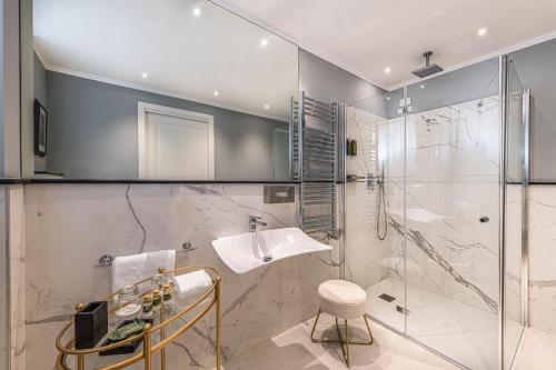 y baño con ducha, lavamanos y ducha. en Hotel Vis à Vis en Sestri Levante