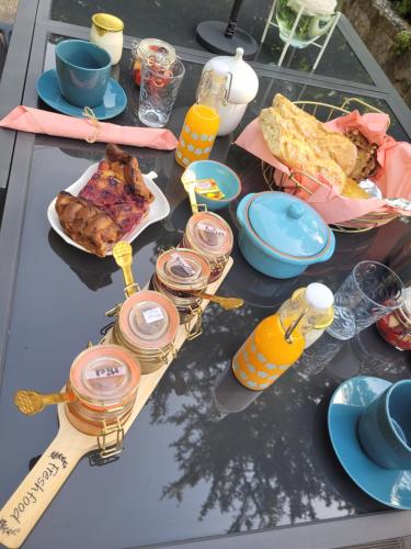 een tafel met eten en drinken erop bij La Reynière in Serres