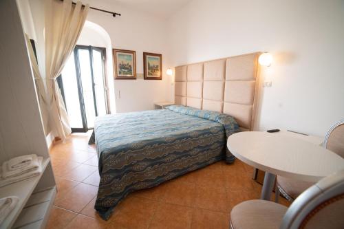 Postel nebo postele na pokoji v ubytování Hotel Villa A Mare