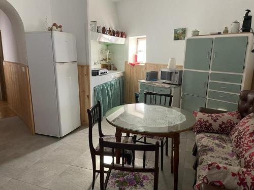una cucina con tavolo, sedie e frigorifero di Casa en arisgotas con encanto a Arisgotas