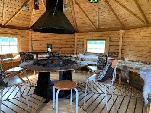 uma sala de jantar com uma mesa e cadeiras num camarote em Naturnära gård i Tyfta em Tyfta