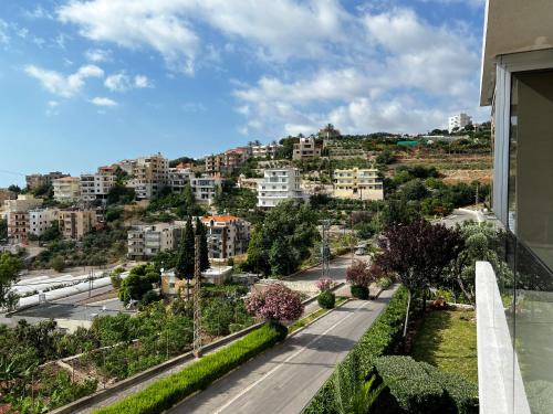 朱拜勒的住宿－Panoramic Sea View 2 Bedroom Apartment，从大楼的阳台上可欣赏到城市景观