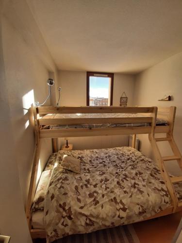 une chambre avec deux lits superposés et une fenêtre dans l'établissement Valberg: au coeur de la station, à Péone