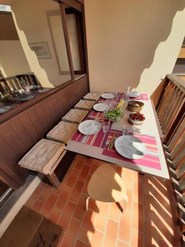 uma mesa com pratos de comida numa sala em Valberg: au coeur de la station em Péone