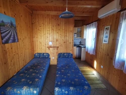 Postel nebo postele na pokoji v ubytování Sárberki Horgásztó