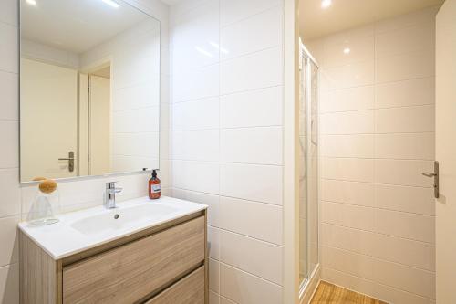 a bathroom with a sink and a shower at LE DREZEN - Cocon tendance au port de Vannes in Vannes