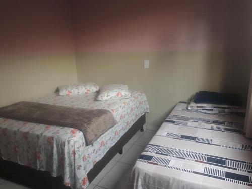 1 dormitorio con 2 camas individuales en una habitación en Aluguel casa Bombinhas, en Bombinhas