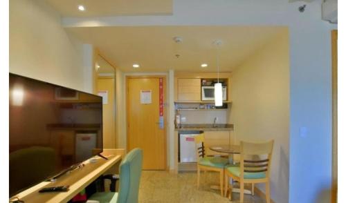 a kitchen and dining room with a table and chairs at Raridade! FLAT PARTICULAR DE ALTO PADRÃO - ENORME - 2 Camas - 1 Queen e 1 Solteiro - Arrumação Diária Gratuita - Excelente Atendimento - Varanda - Condomínio do Hotel Lets Idea in Brasilia