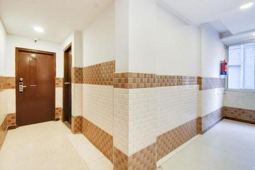 een kamer met een bakstenen muur met een deur bij S K RESIDENCY in Bangalore