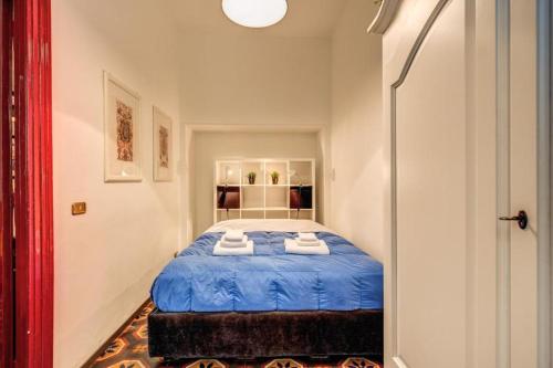 ローマにあるNavona Stylish Apartmentのベッドルーム1室(ブルーベッド1台、タオル付)