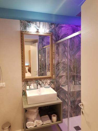 Ένα μπάνιο στο Dimora del Cuore GUEST HOUSE IN Centro