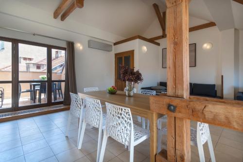 une salle à manger avec une table et des chaises en bois dans l'établissement Bohemian Dreams Apartments and Suites by Dwellfort, à Prague