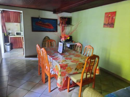 a dining room with a table and chairs at Le Jardin de Massieux in Bouillante