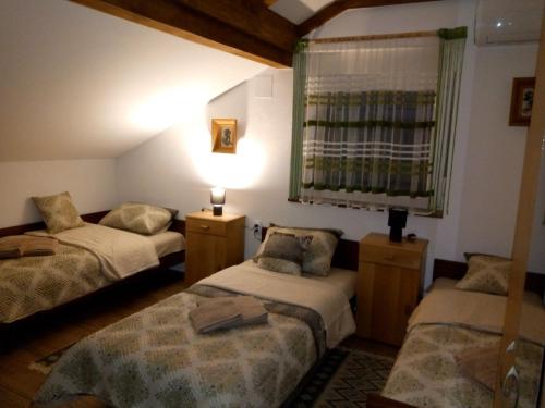 a bedroom with two twin beds and a window at Apartman Konak in Zaječar