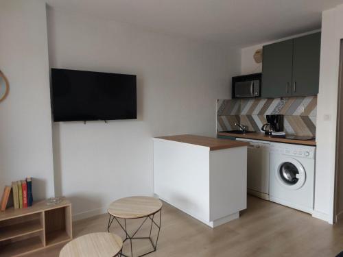 Photo de la galerie de l'établissement Superbe Studio à 50m de la plage - Studio Koh Tao, au Lavandou