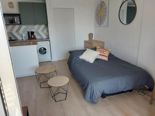 Photo de la galerie de l'établissement Superbe Studio à 50m de la plage - Studio Koh Tao, au Lavandou