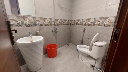 Baño pequeño con lavabo y aseo en City Seasons Hotel Murree en Murree
