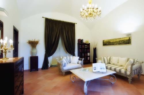 a living room with couches and a coffee table at Relais Villa Buonanno in Cercola