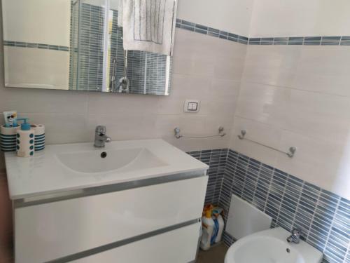a bathroom with a sink and a toilet at Sa Dommu 'e su coro in Triei