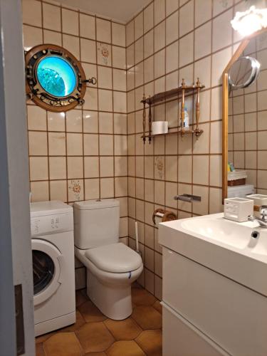 タソネスにあるCasa Joaquinのバスルーム(トイレ、洗面台、洗濯機付)