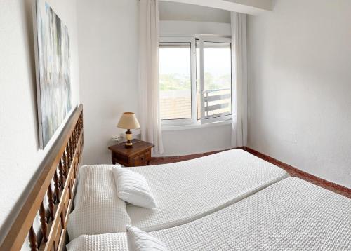 A bed or beds in a room at Apartamento Roquetas de Mar Urbanización, 2 dormitorios, Gran Terraza con vista al mar, wi-fi, parking y piscina