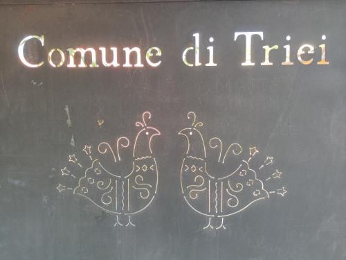 a chalkboard with two chickens and the words come tha triffen at Sa Dommu 'e su coro in Triei