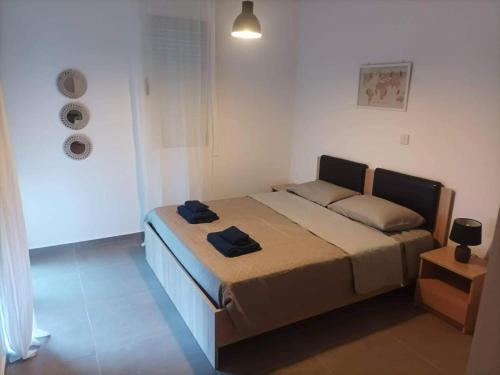 ein Schlafzimmer mit einem Bett mit zwei Handtüchern darauf in der Unterkunft Valentinas apartment ! in Polis Chrysochous