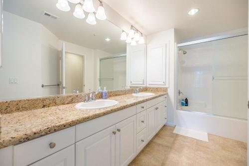 a bathroom with two sinks and a large mirror at Irvine 2Bedroom 2 Bathroom Apartment with Kitchen Pool gym in Irvine