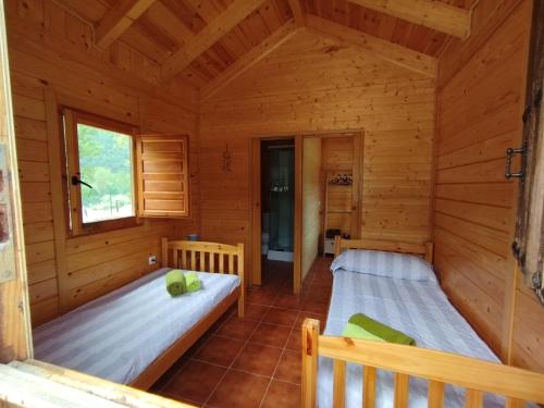 Posteľ alebo postele v izbe v ubytovaní CAMPING LA ZARAPICA - Palacios del Sil