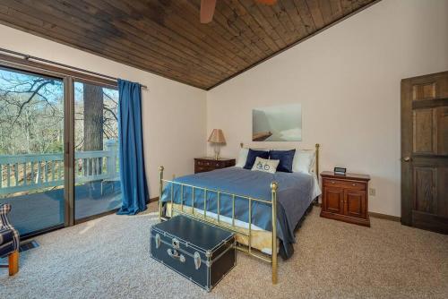 - une chambre avec un lit et une grande fenêtre dans l'établissement THE WOLF: Asheville, Mountains, Golf, Hiking & MORE, à Swiss