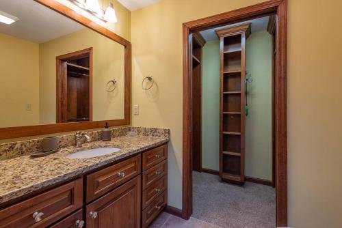 La salle de bains est pourvue d'un lavabo et d'un miroir. dans l'établissement THE WOLF: Asheville, Mountains, Golf, Hiking & MORE, à Swiss