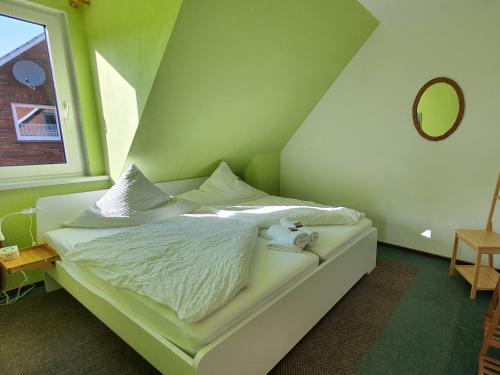 Ein Bett oder Betten in einem Zimmer der Unterkunft Friesenmeer