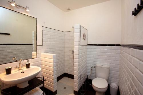 ein weißes Badezimmer mit Waschbecken und Toilette in der Unterkunft Barroso 4 by 7Escalones in Rota