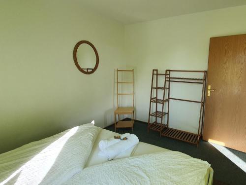 سرير بطابقين أو أسرّة بطابقين في غرفة في Friesenmeer