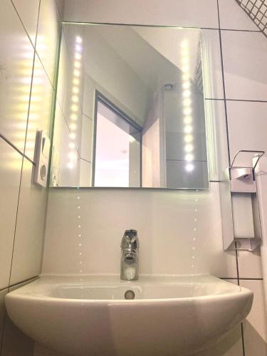 a bathroom with a sink and a mirror at Hotel City Meetpoint in Hamburg