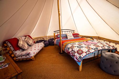 1 dormitorio con 2 camas y 1 tienda de campaña en Yr Wyddfa Bell Tent - Pen Cefn Farm, Abergele, Conwy en Abergele